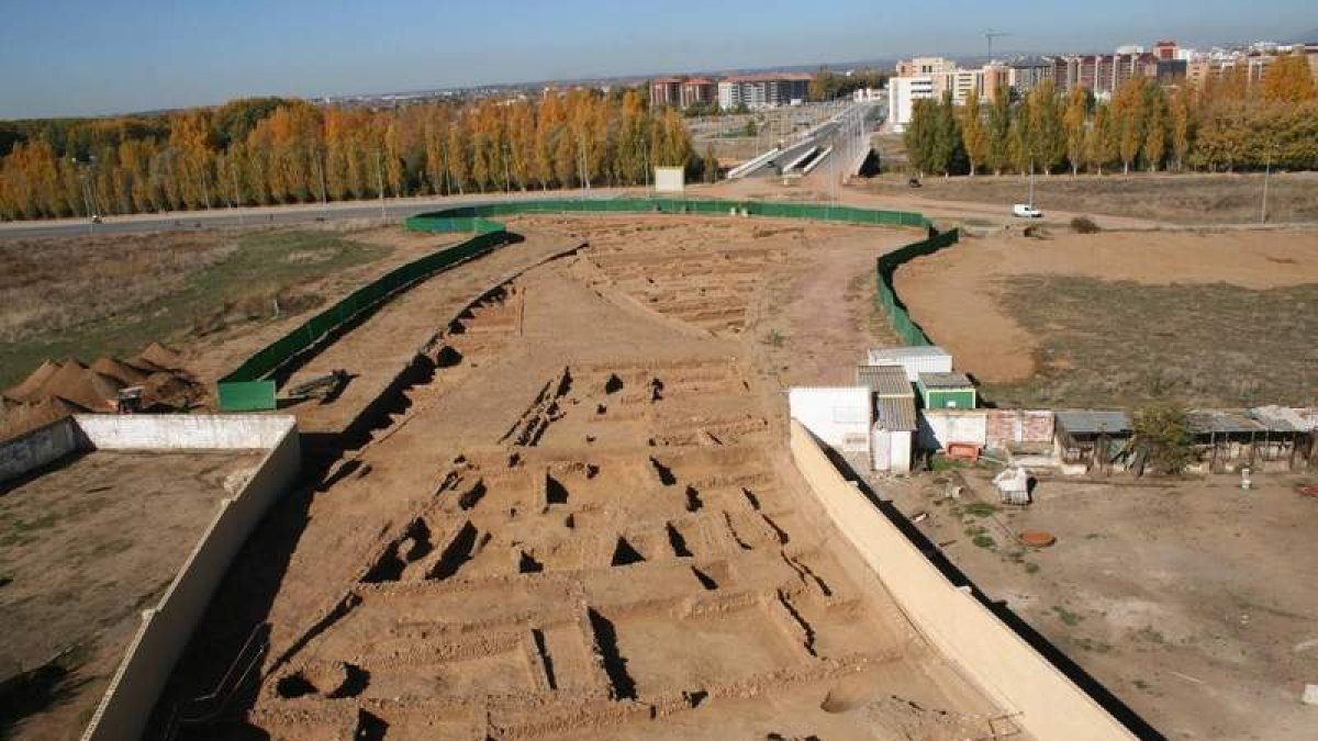 Vista de la ciudad romana de Puente Castro y, al final, el vial que, para conectar este barrio y La Lastra, pasa sobre los vestigios.