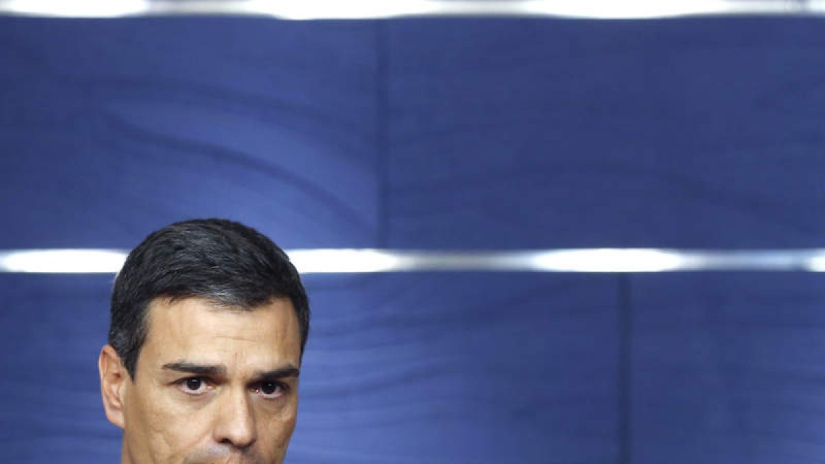 El PSOE sigue sin capear las presiones que llegan por la izquierda y la derecha. BALLESTEROS