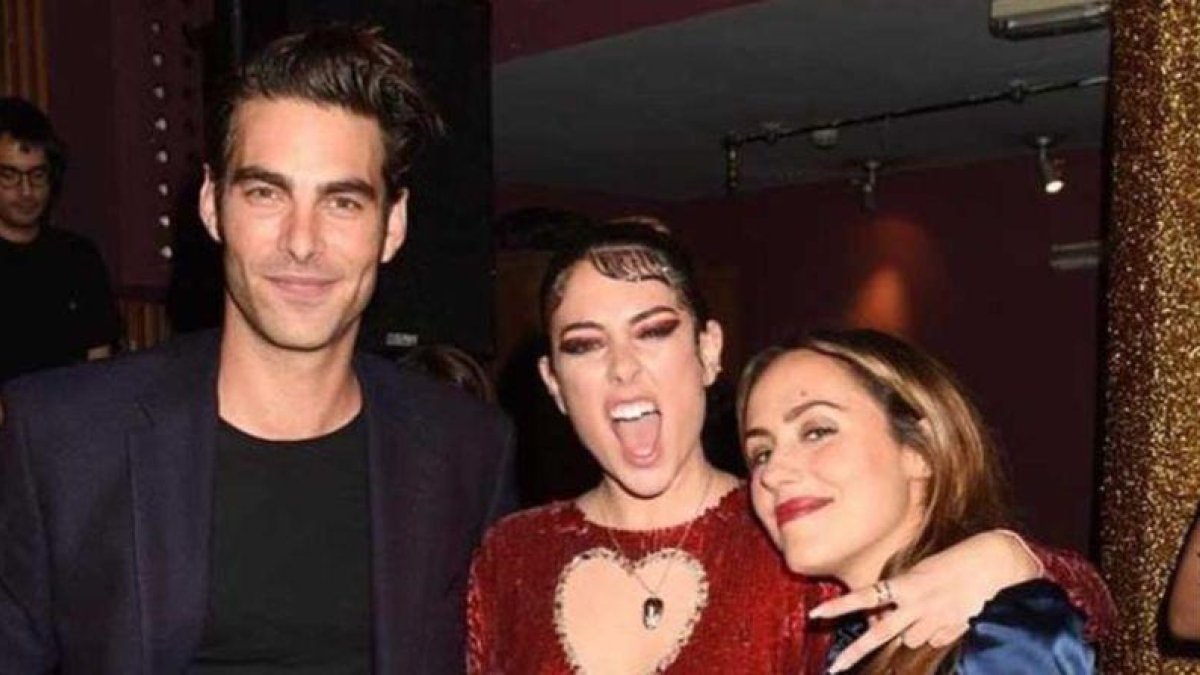 Blanca Suaréz posa con Irene Montalà y Jon Kortajarena.