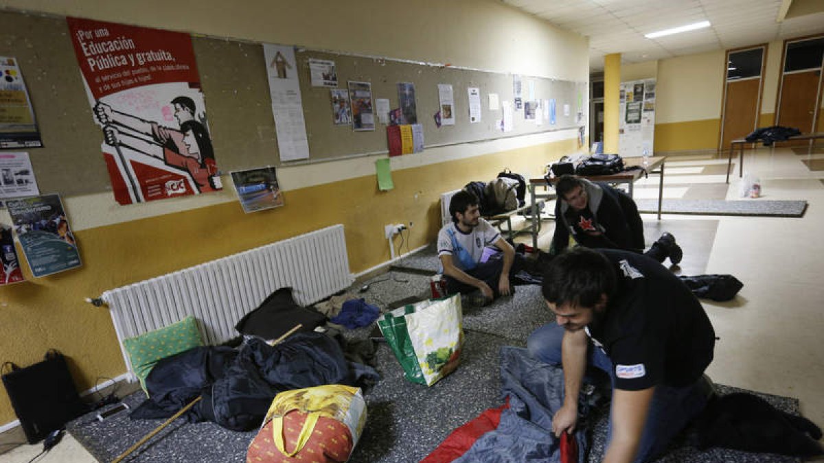 Los estudiantes preparan los sacos para pasar la noche en el recibidor de Filosofía