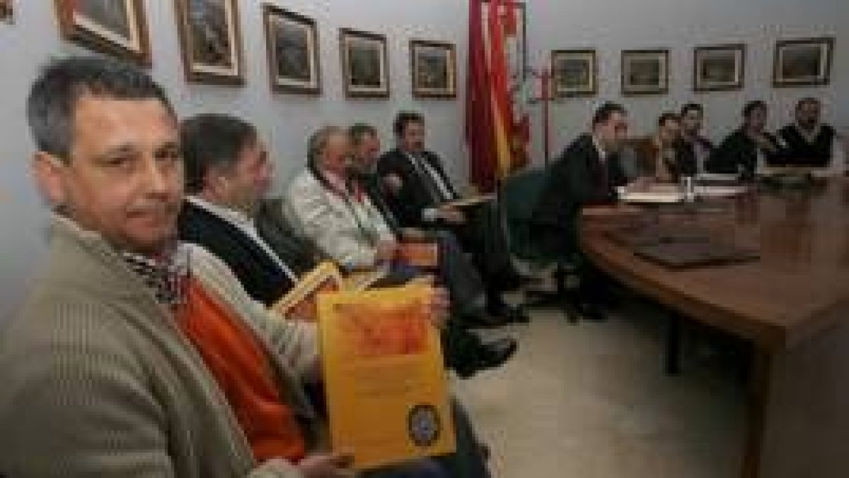 Los alcaldes y concejales de Villaturiel y Valdefrresno durante la presentación del libro