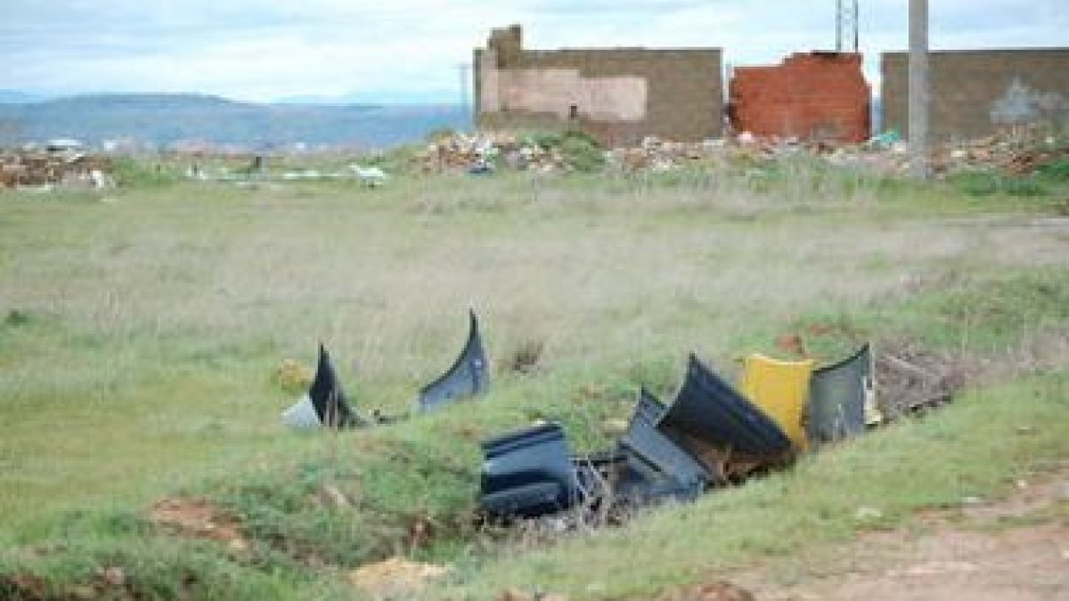 Vertidos encontrados en los últimos días en un solar del municipio