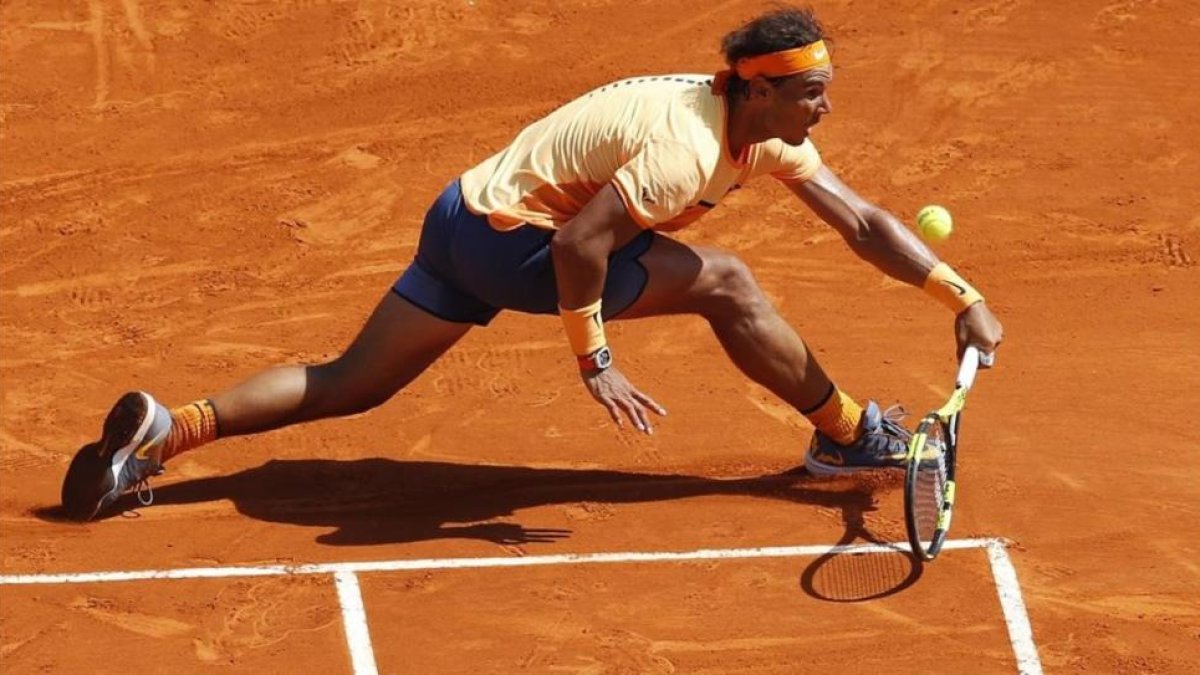Nadal devuelve una bola difícil en su partido de este sábado ante Murray.