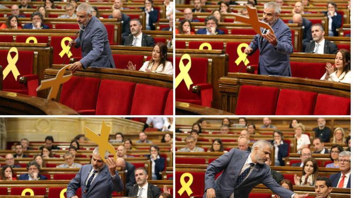 El portavoz de Ciudadanos, Carlos Carrizosa, retirando el lazo amarillo. TONI ALBIR
