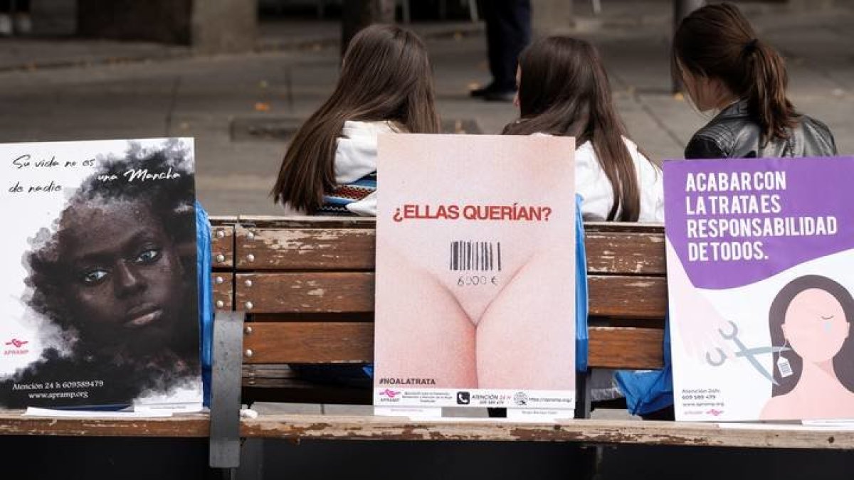 Carteles expuestos durante los actos con motivo del Día Europeo contra la Trata de Seres Humanos. RAÚL SANCHIDRIÁN