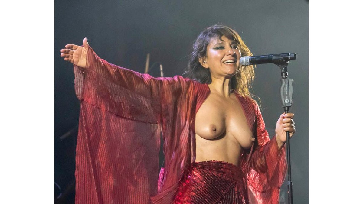 Eva Amaral, en el momento de quitarse la parte superior del vestuario. PACO SANTAMARÍA