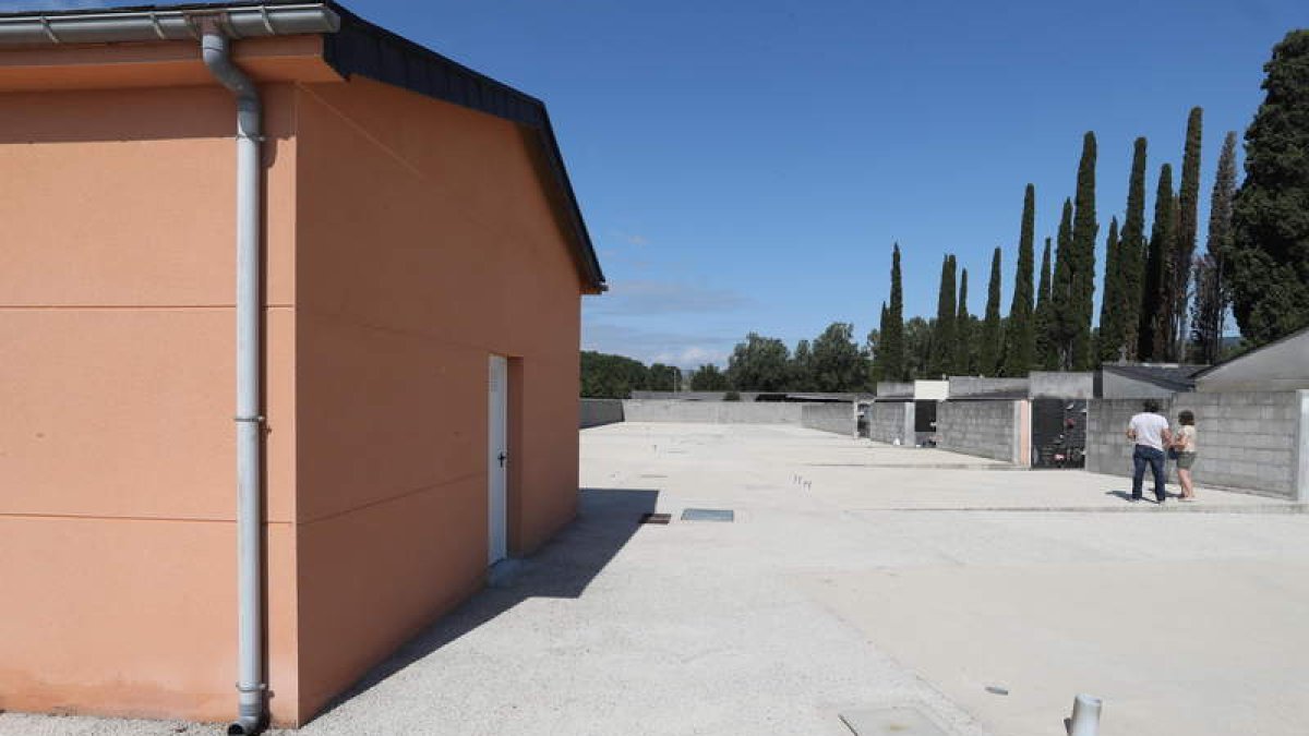 La dueña de la finca expropiada para el cementerio, y que sólo reclamaba el pago de 173 metros, estaba ayer por casualidad en la zona. L. DE LA MATA