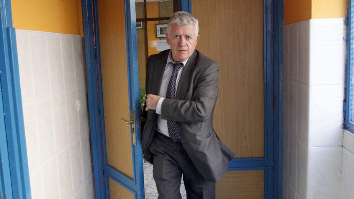 Jesús López ‘Suso’ entra en la Fundación del Ademar para acudir a la reunión de cada lunes.