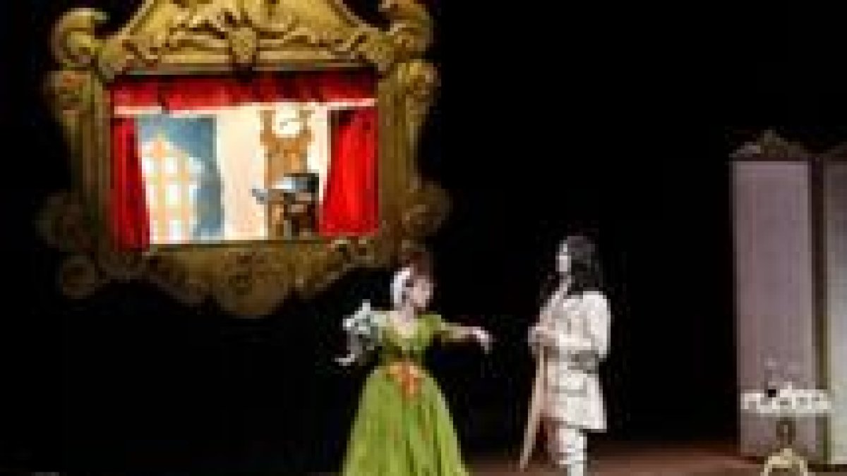 Una escena de la ópera «Fantochines», en el Auditorio de León
