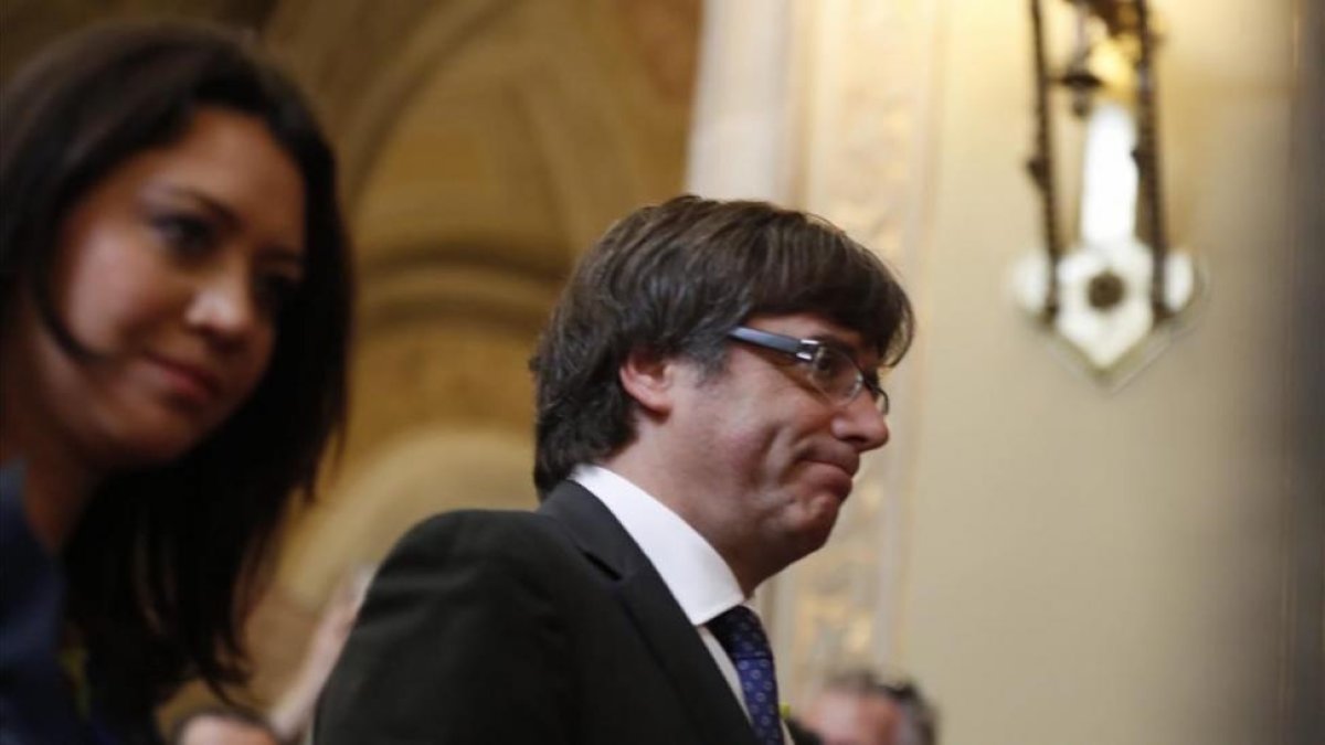 Carles Puigdemont y su esposa, Marcela Topor, en el Parlament