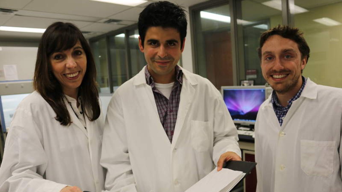 Elena Verdu (jefa del laboratorio), Alberto Caminero y Justin McCarville, otro estudiante de doctorado en Canadá. DL