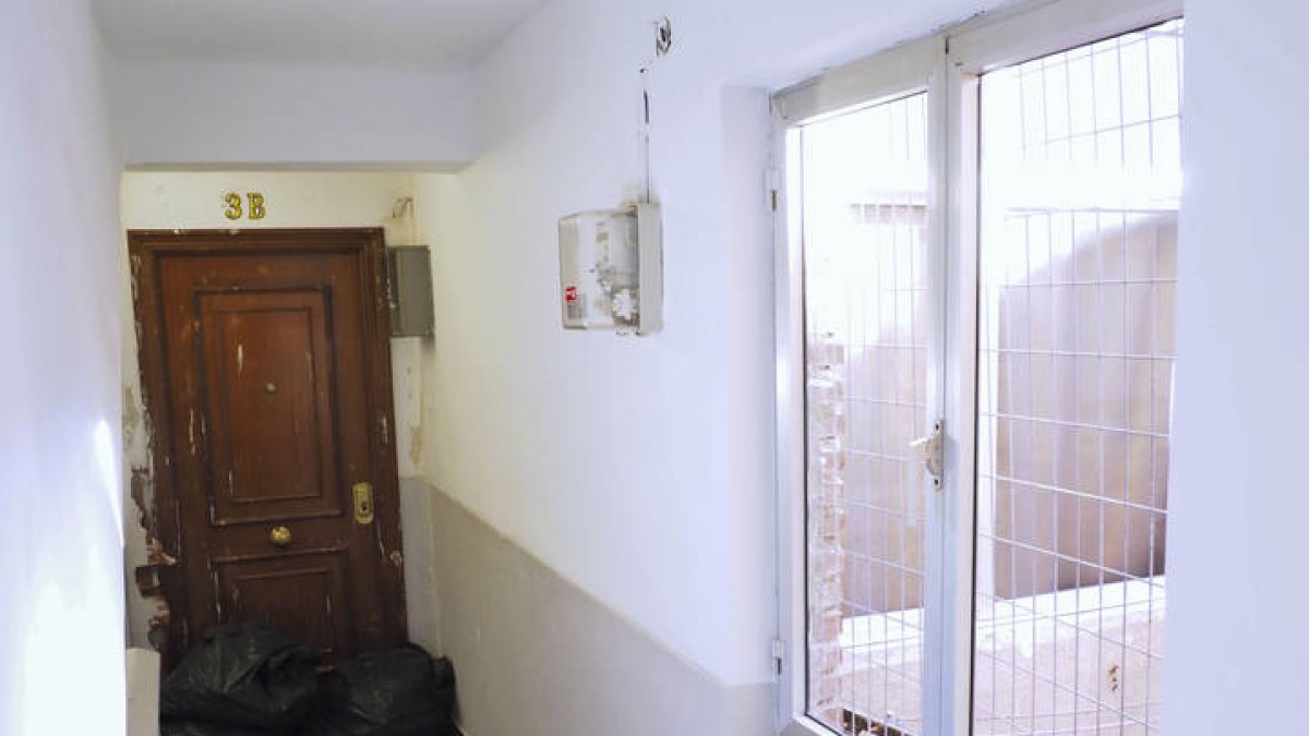 Vista de la vivienda donde ha sido encontrado el cadáver de una mujer en el interior y que tenía la entrada tapiada. R. GARCÍA