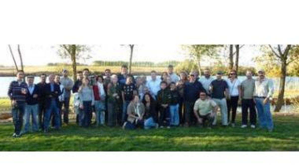 Un nutrido grupo de aficionados a la pesca en la inauguración del lago Monte de Jabares.
