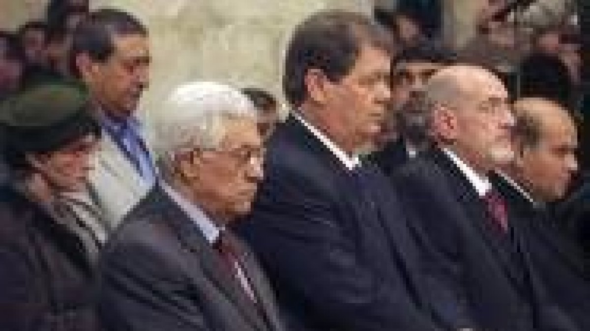 Abú Mazen (izquierda), durante la misa celebrada ayer en Belén