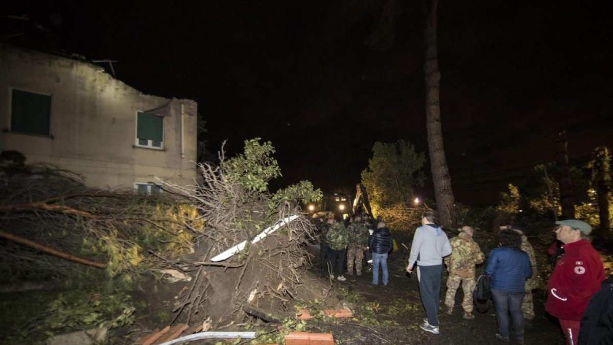 Vecinos de Cesano, a 30 kilómetros de Roma, contemplan los daños causados por el temporal, este domingo.