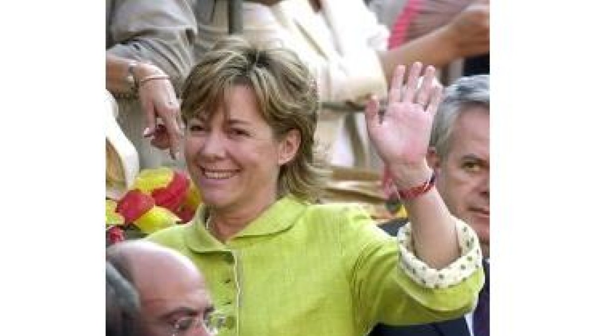 La ministra de Educación y Cultura saluda a la prensa en Las Ventas, durante una corrida benéfica