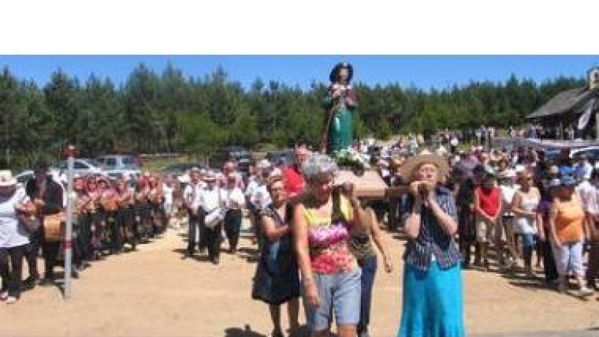 Cientos de personas procesionaron tras la imagen de Santiago Apóstol, sostenida por cuatro mujeres.