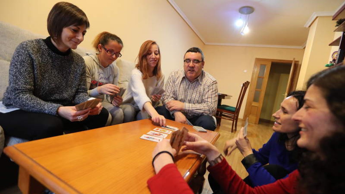Un momento de relax y diversión en el piso de Ponferrada, con Iván y Tamara. ANA F. BARREDO