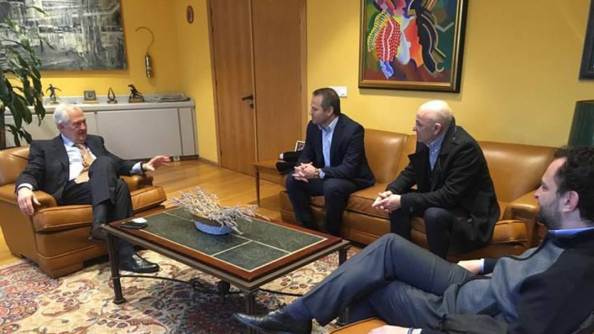 Reunión en la delegación de la Junta. DL