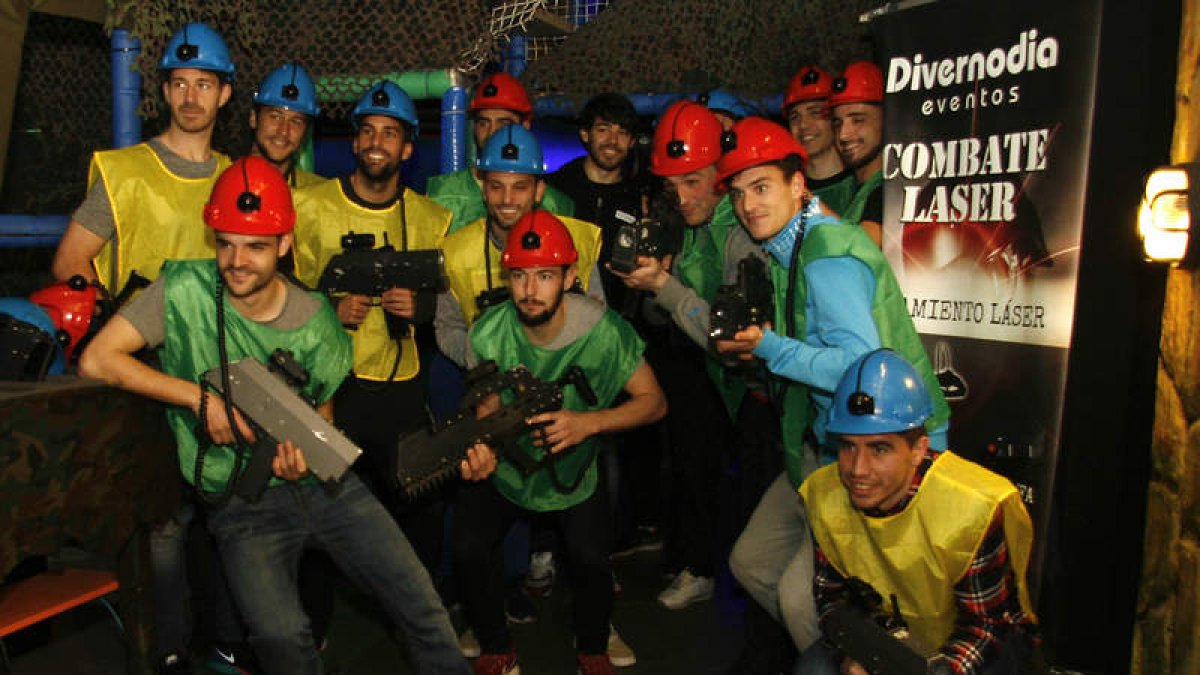 La plantilla de la Cultural en el centro de ocio Furor Amarillo de Divernodia Eventos