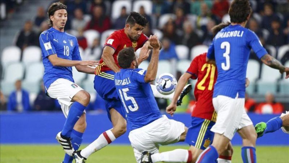 Diego Costa rodeado de contrarios durante el Italia-España del jueves pasado.