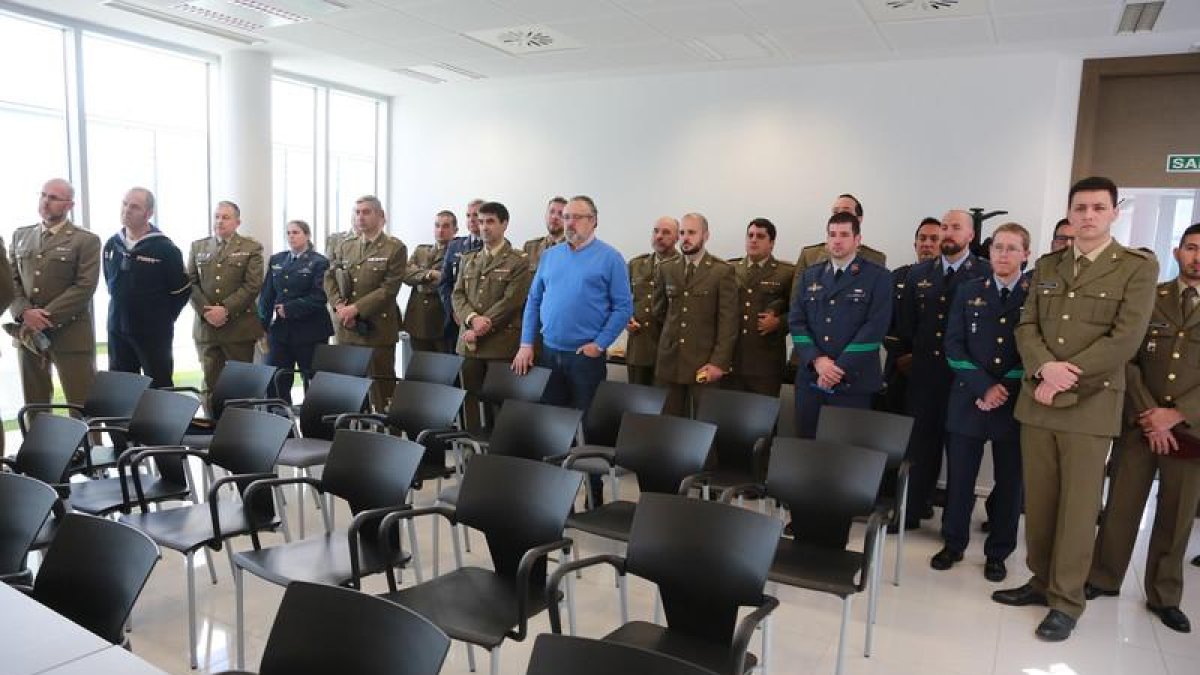 Reunión de mandos militares y representantes de las tecnológicas en León
