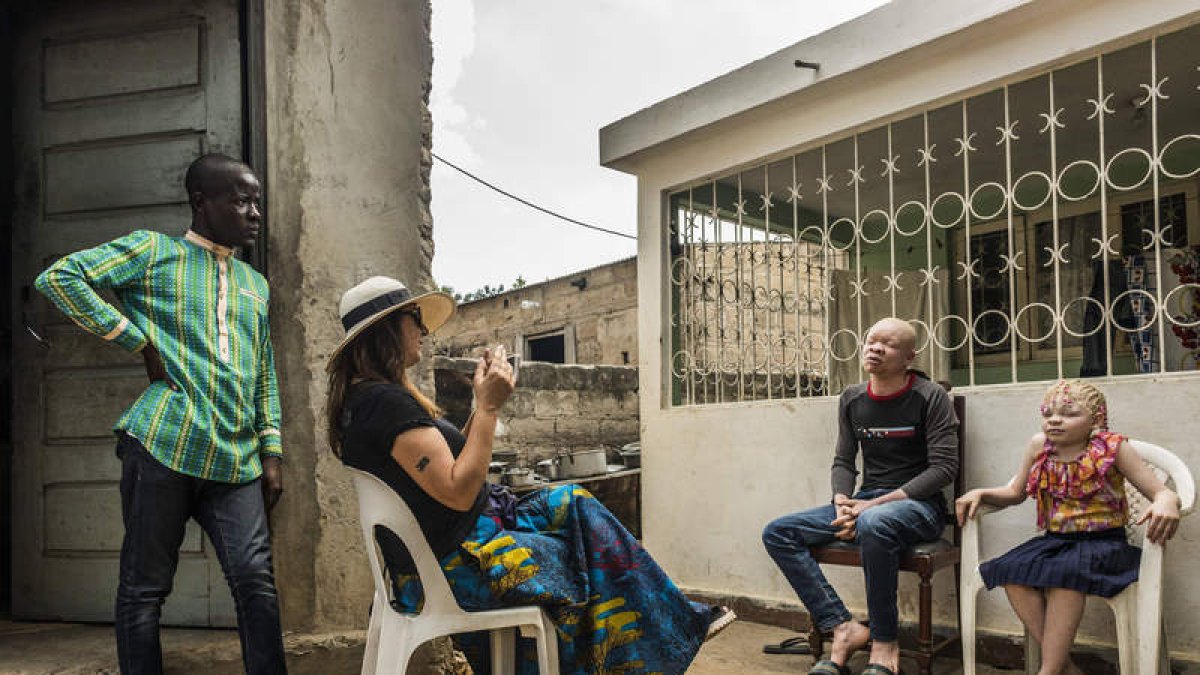 Ana Cristina Herreros en una imagen en la que escucha historias entre población albina en Mozambique. KIKE CARBAJAL