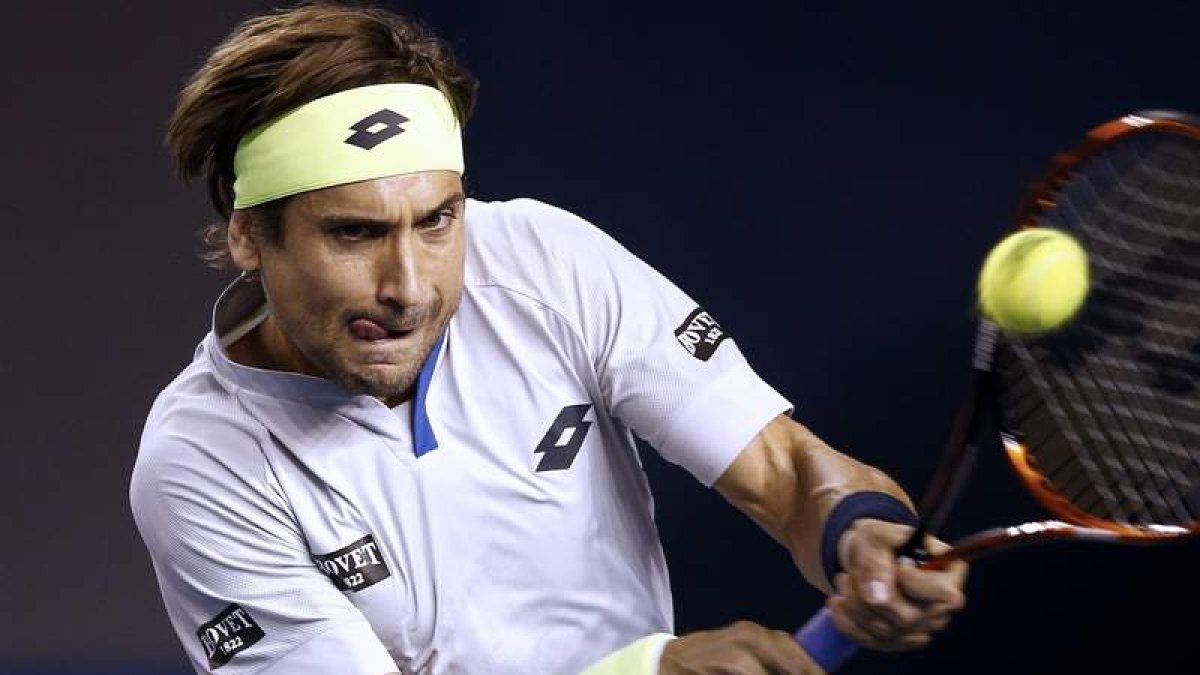 David Ferrer devuelve una bola al búlgaro Grigor Dimitrov durante el partido de octavos.