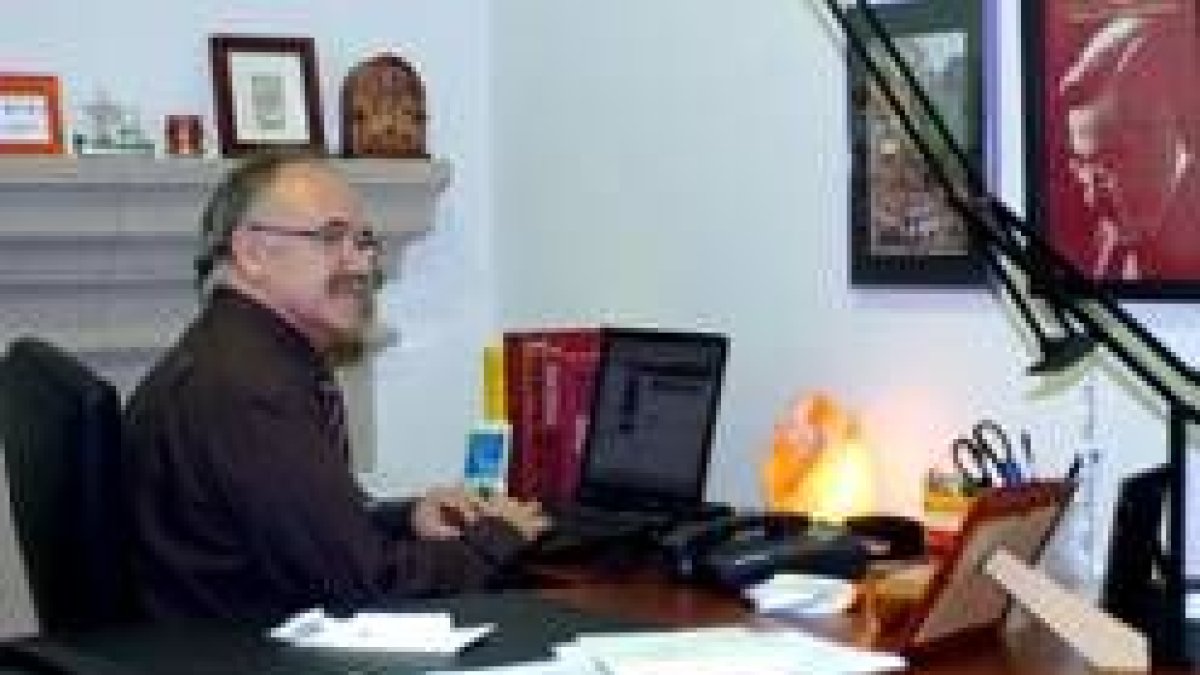 Josep Lluis Carod-Rovira, ayer, en su despacho del «Parlament» tras su cese en el gobierno catalán
