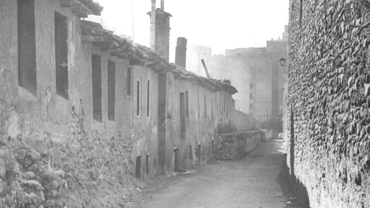 «Corrió hacia el barrio judío y recogió el calzado; después, dio un pequeño rodeo para pasar por delante del taller del tejedor».