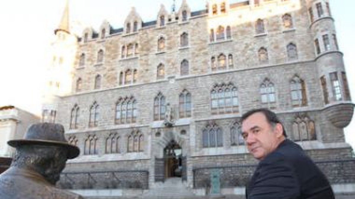 Marcos García, ayer ante la sede de Caja España, entidad que presidió durante 27 días.