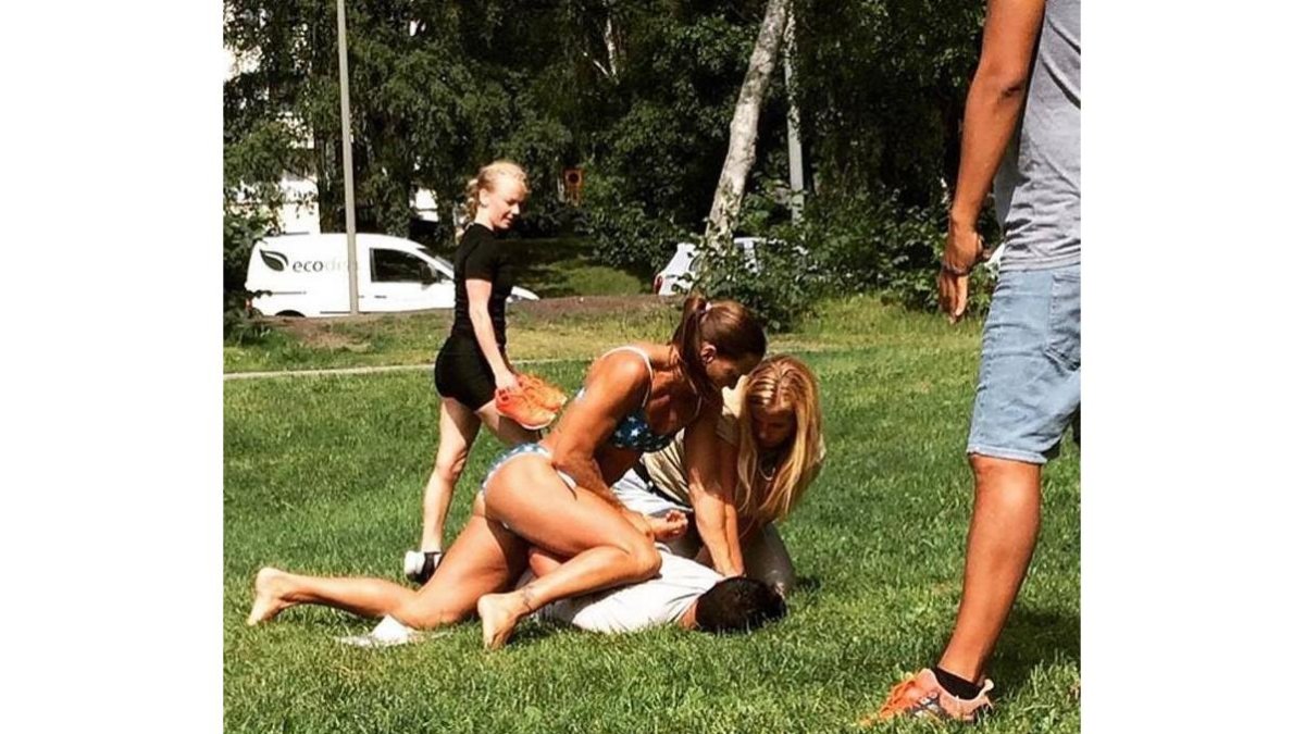 Mikaela Kellner, en bikini, sobre el ladrón que intentó robar a su amiga, el miércoles en Estocolmo.