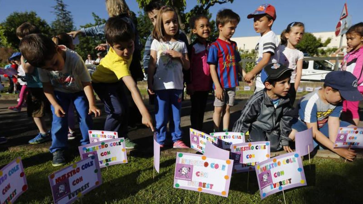 Los niños y niñas de colegio Camino de Santiago derrocharon ganas en su apoyo a Everest.