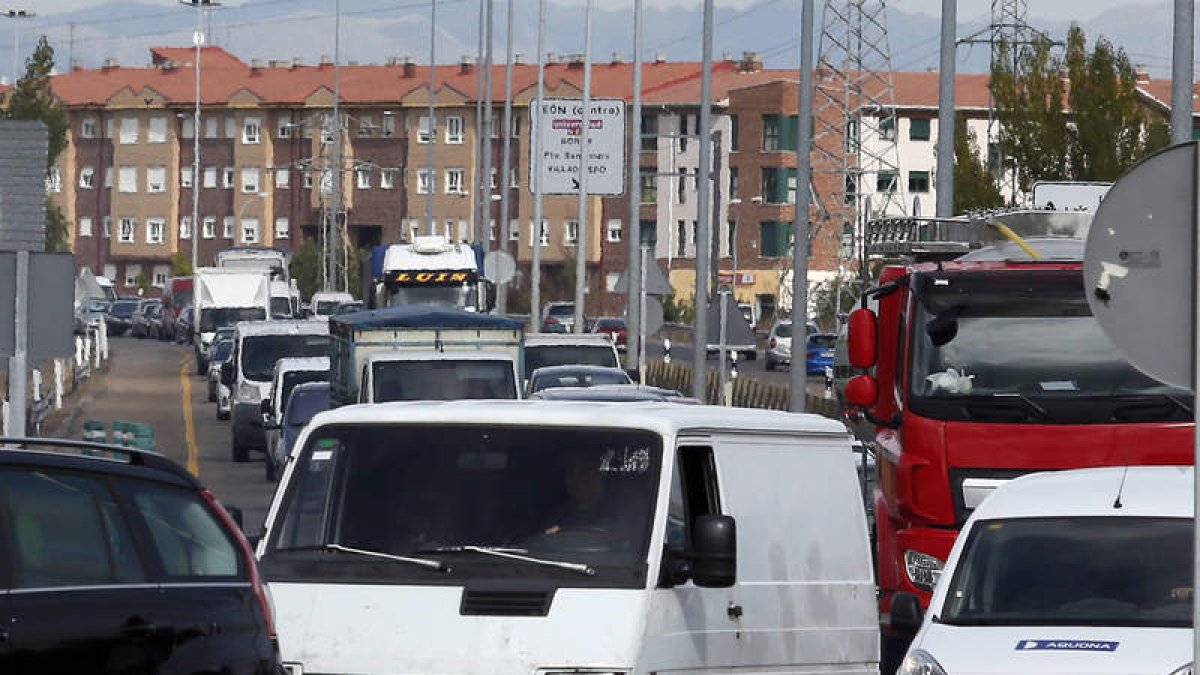 Una de las retenciones de tráfico que acumula la rotonda de la Granja en la LE-20 desde su puesta en servicio. RAMIRO
