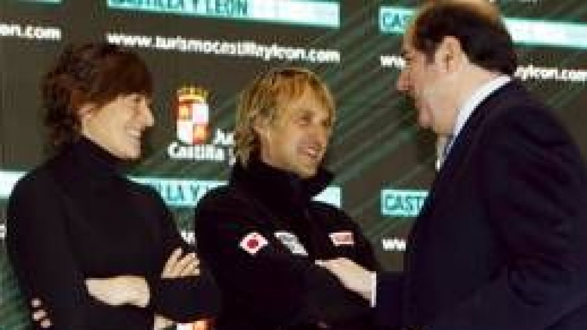 Maite Martínez y Jesús Calleja con el presidente Herrera