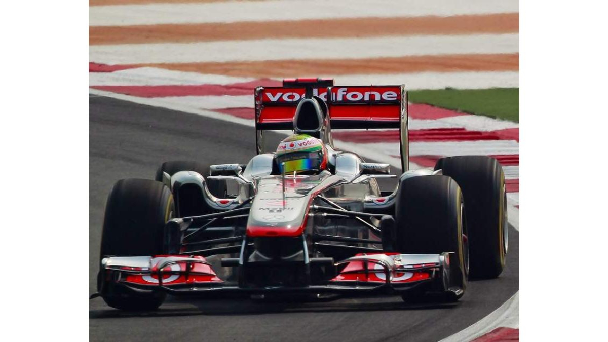 Hamilton acelera su monoplaza en los entrenamientos libres.