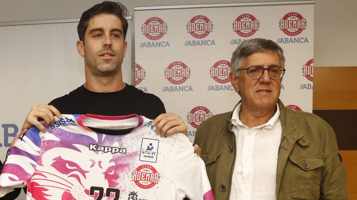 Juan Castro junto a Cayetano Franco, durante la presentación del jugador del Ademar. FERNANDO OTERO