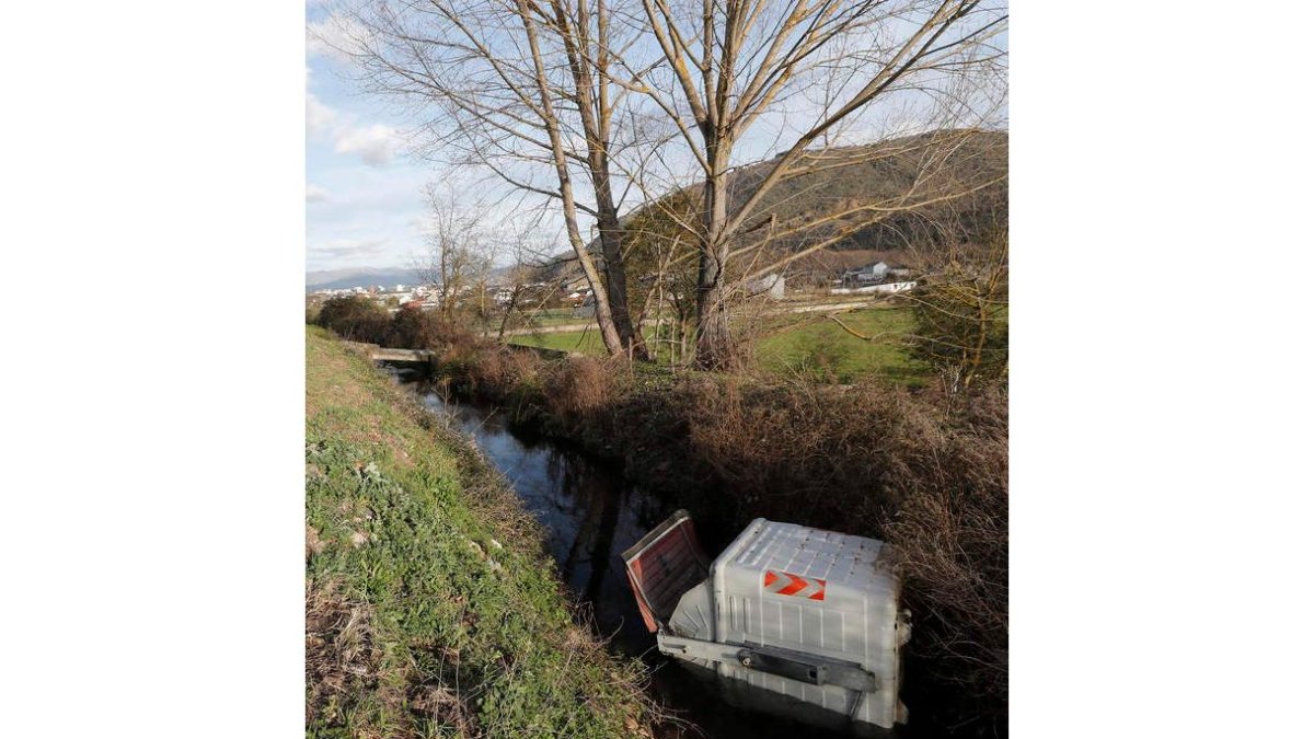 Un contenedor tirado a un canal en La Placa, ayer. L. DE LA MATA