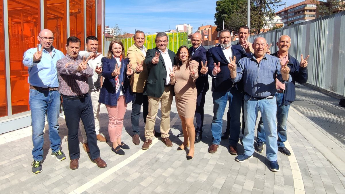 Justo Fernández y Gemma Villarroel, junto al resto de integrantes de la lista de Ciudadanos. DL