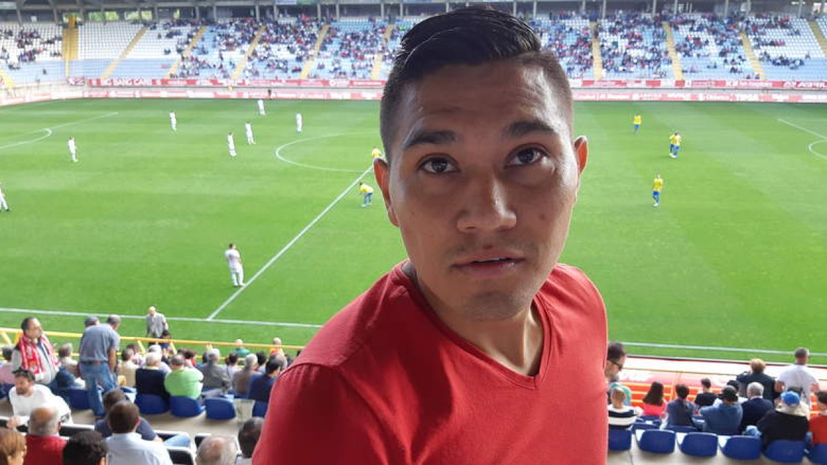 El central mexicano Nicho Escalante en la grada durante un partido del campeonato de Liga disputado por la Cultural en el Reino de León . A.F.R.