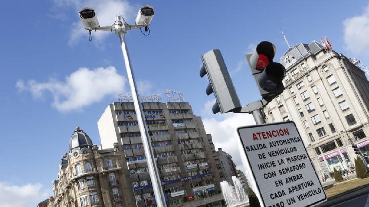 Las cámaras de lectura de matrículas de vehículos controlarán las entradas y salidas de la zona de bajas emisiones. RAMIRO
