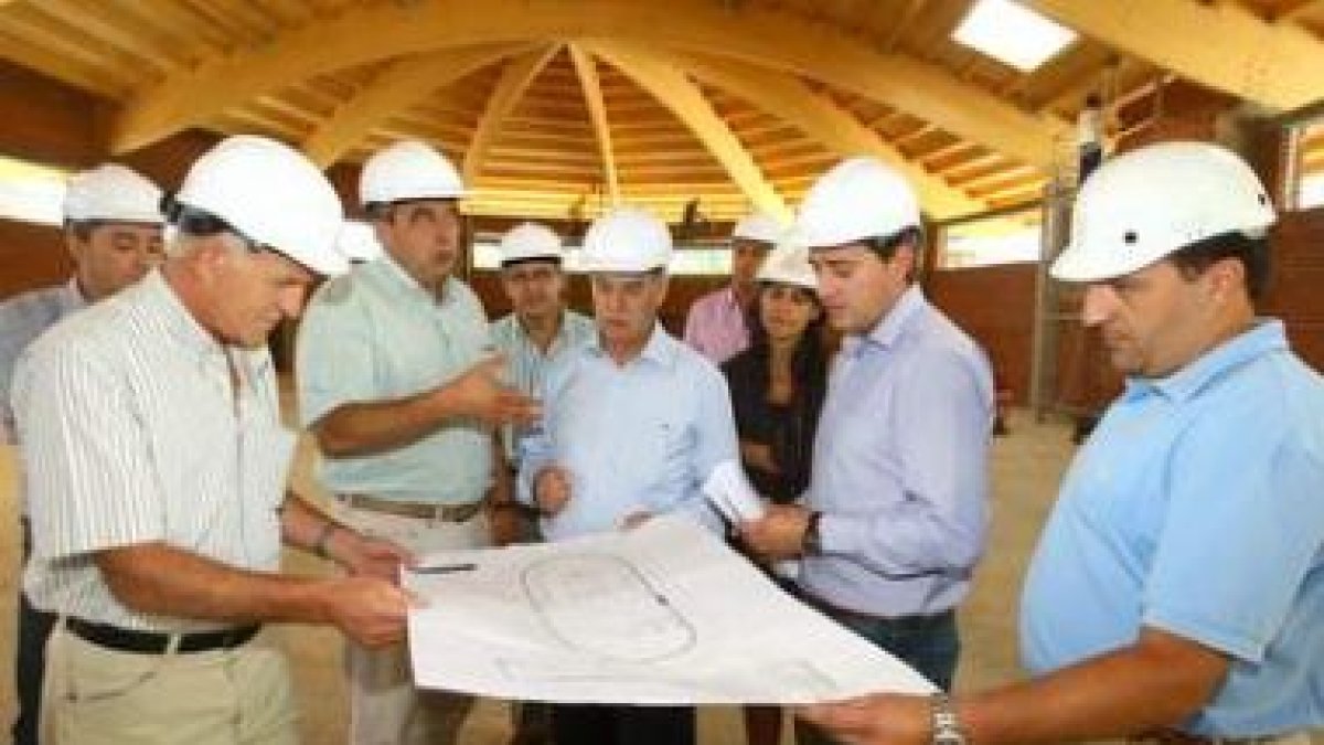 El alcalde (segundo derecha) en las obras del recinto ferial en una imagen reciente.