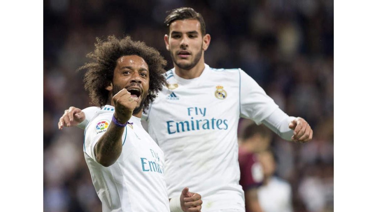 Marcelo celebra su gol con Theo Hernández, el tercero del Real Madrid frente al Eibar. RODRIGO JIMÉNEZ