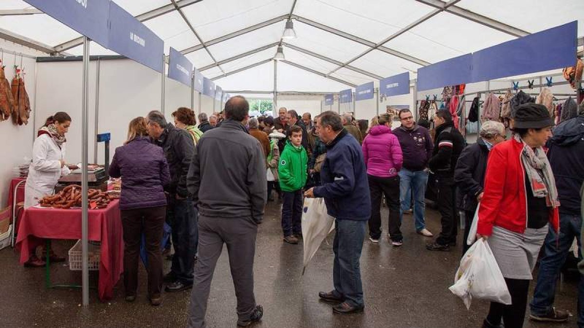 La carpa protegió a artesanos y público de los chaparrones que cayeron ayer.