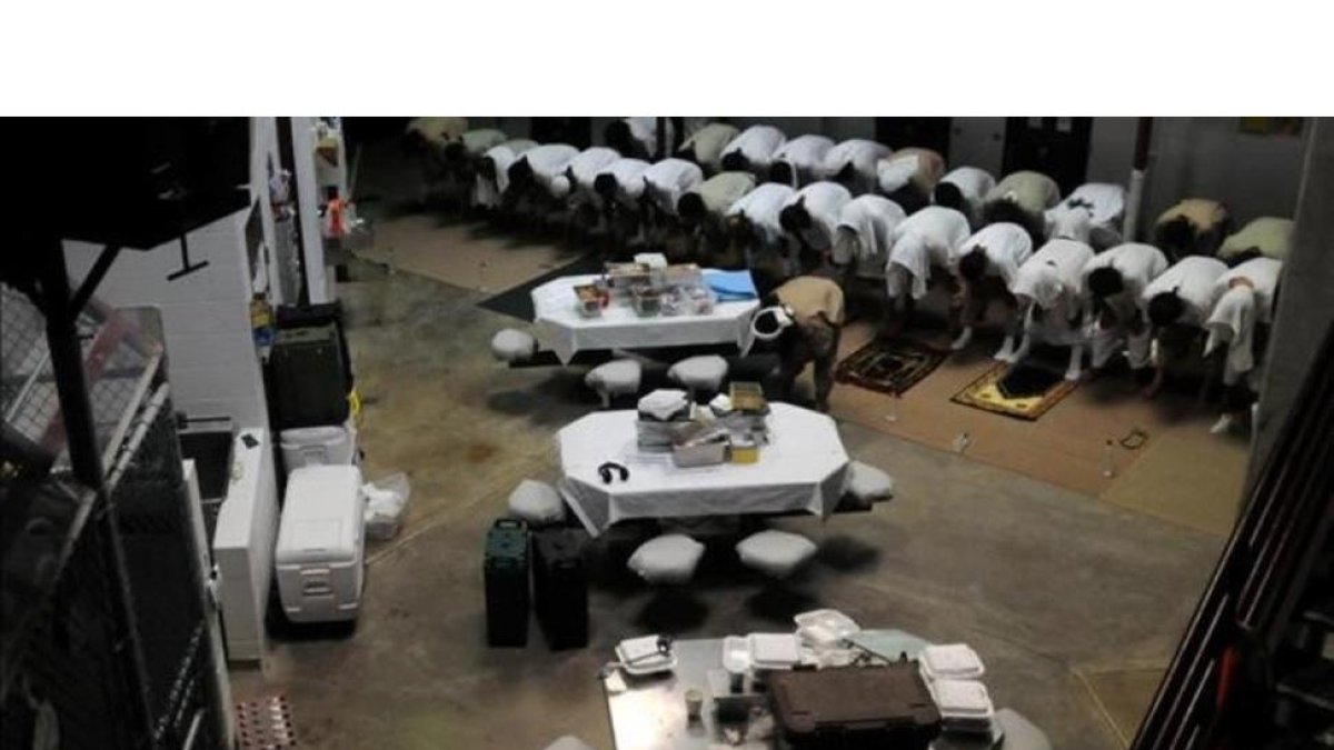 Detenidos en Guantánamo rezan en una zona comunal del presidio.
