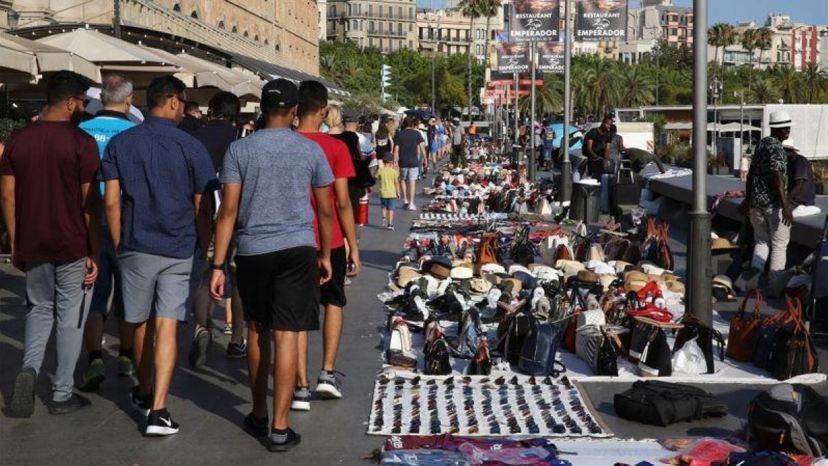 Top Manta en el paseo de Joan de Borbó, este jueves 12 de julio.