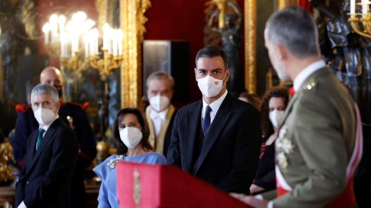 Marlaska, Robles y Sánchez atienden al discurso del rey. MARISCAL