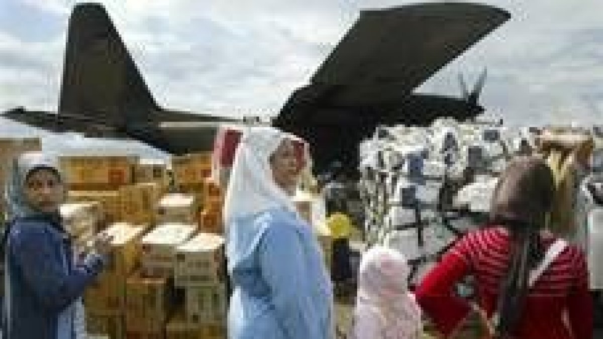 Varias familias esperan en el aeropuerto de Banda Aceh para ser evacuadas