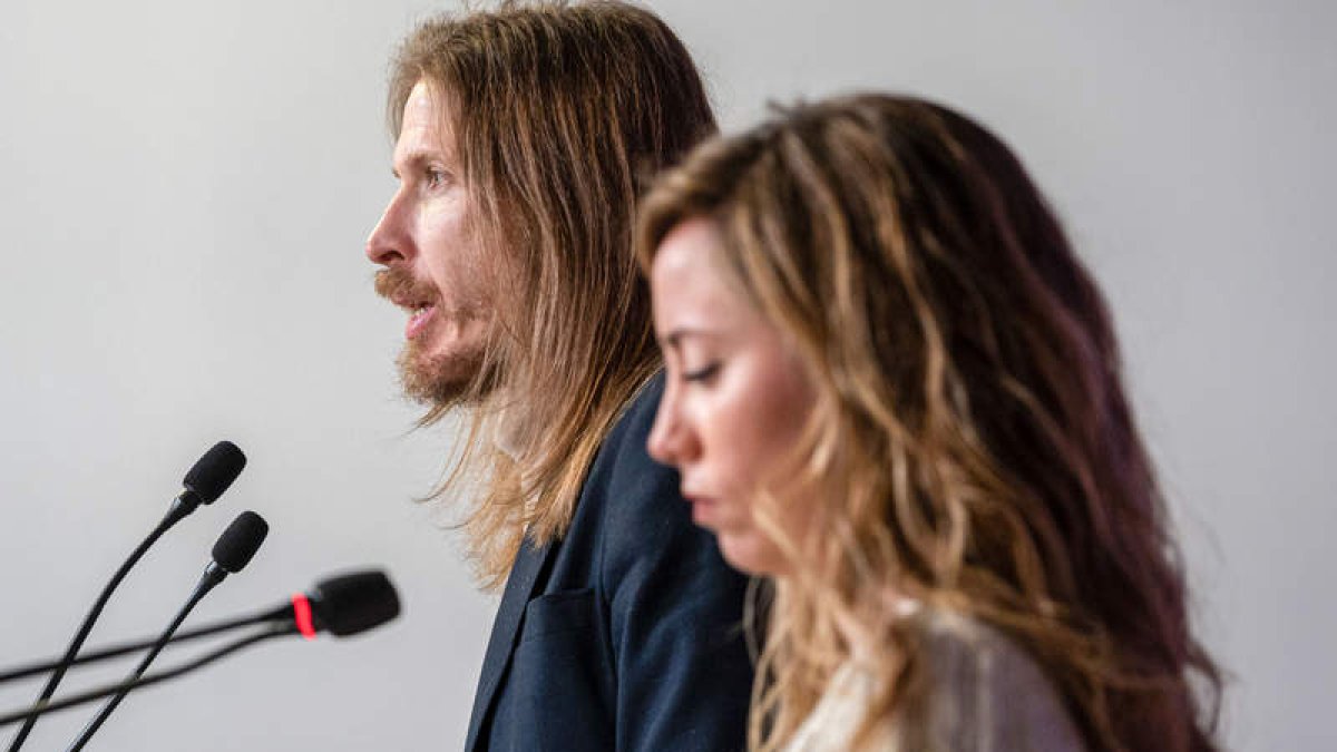 El portavoz de Podemos, Pablo Fernández, y la secretaria de acción institucional, Teresa Pérez. FERNANDO VILLAR