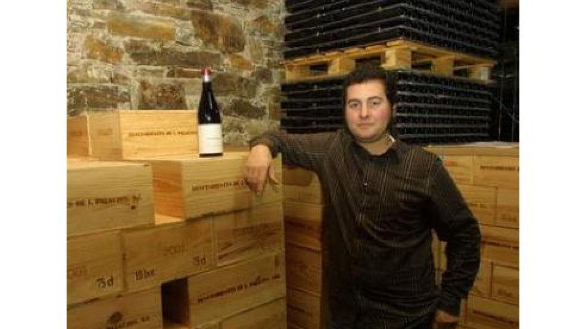 Ricardo Pérez Palacios, con uno de sus vinos.